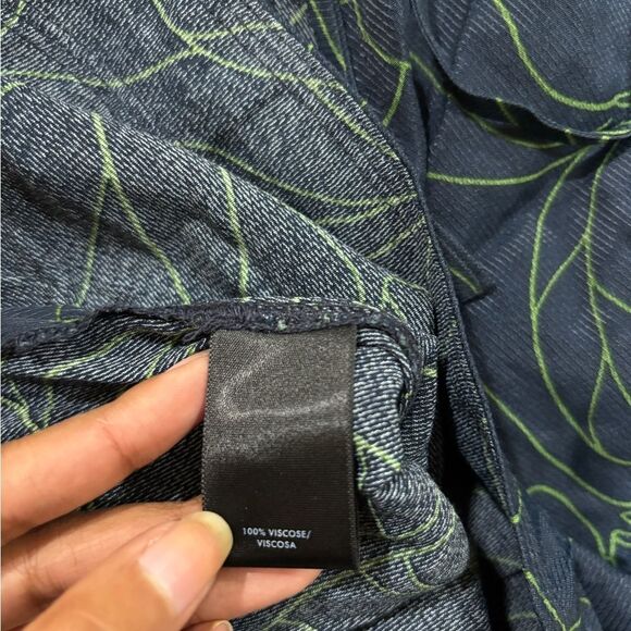 Blue top with leaf pattern - Picture 7 of 7